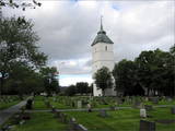 Der Friedhof von Værnes liegt direkt an der Rückseite des Flughafens.