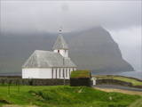 Die Kirche von Viðareiði bei angemessenem Wetter.