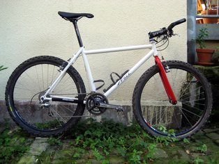 2007: Weiß mit roter Gabel