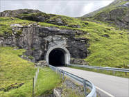 Nach ein paar Kilometern kommt an der Nordseite dann wieder ein Strand und von dort nehme ich die Straße zurück zu meinem Gepäcktaschen-Parkplatz. Der Tunnel ist wenig befahren und einer der leichteren hier.