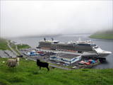Das Kreuzfahrtschiff Celebrity Eclipse bringt Kaufkraft nach Klaksvík. Aus diesem Anlass haben die Läden auch sonntags geöffnet.