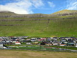 Über die 10 und die 70 fahre ich in Richtung meines Tagesziels Klaksvik. Kurz vor dem Leirvíkartunnilin liegt das Dorf Norðragøta mit einem der zahlreichen Fußballplätze der Färöer.
