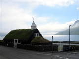 Die Holzkirche von Kollafjørður. Nach diesem Foto gehe ich erst mal seelenruhig einkaufen, das Innere will ich mir später ansehen.