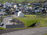 Ich bin spät dran und lasse Eiði am Nordwestende von Eysturoy links liegen. Kurz vor der Kirche biege ich ab auf die aufwärts führende Staße Richtung Gjógv.