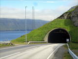 Einfahrt in den 6 Kilometer langen Norðoyatunnilin, der den Atlantik unterquert.