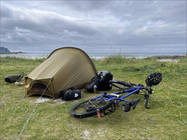 Bereits am frühen Abend lande ich auf der nächsten Insel Flakstadøy auf dem Campingplatz direkt am Strand, allerdings bei frischem Wind und einer dichten Wolkendecke.