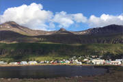 Blick über die Stadt Seyðisfjörður, die augenscheinlich nur für den Fährhafen existiert.