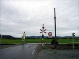 Am nächsten Tag regnet es noch mehr. Einziger Farbfleck in der Gegend südlich von Trondheim ist heute dieser Bahnübergang.