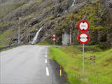Man sieht auf den Färöer eigentlich kaum Verkehrszeichen. Da sollte diese Ansammlung am Nordportal des Hvannasundstunnilin wirklich ernstgenommen werden.