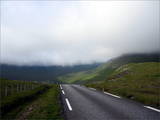 Am nächsten Morgen geht es bei unfassbarem Gegenwind wieder hinauf zur Straße nach Funningsfjørður.
