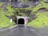 Einfahrt in den zweiten Tunnel, Árnafjarðartunnilin, zurück nach Klaksvík. Auch er ist unbeleuchtet, einspurig und knapp 2 Kilometer lang. Zugegeben: Nicht ganz ungefährlich.