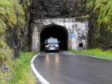 Kommen wir nun zum spannenden Teil der Nordinseln. Durch diesen Tunnel muss ich. Auf der Hinfahrt höre ich noch auf den Rat des Reiseführers und fahre per Anhalter.