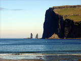 Vom Sandstrand Tjørnuvíks aus hat man die beste Perspektive auf die Felsen Risin und Kellingin.