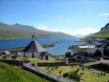 Haldarsvík mit seiner hübschen, achteckigen Kirche.