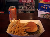 In der Wagon Wheel Bar in Interiour esse ich den schlechtesten Hamburger, der mit jemals untergekommen ist.