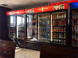 In Hay Springs pausiere ich in einer Tankstelle. Selbst in diesem kleinen Laden gibt es ein beeindruckendes Sortiment von Soda aus dem Coca-Cola-Konzern...