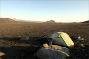 Mein Tagesziel, den heißen Laugavellir, schaffe ich nicht ganz. Stattdessen schlage ich mein Zelt neben der Piste mitten in der Wüste auf.