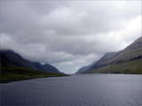 Auf dem Damm zwischen Borðoy und meinem Reiseziel Viðoy, rechter Hand.