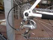 Ich weiß gar nicht mehr, wie dieses Rennrad-Schaltwerk an das Rad kam. Aber mit dem langen Käfig macht es auch am Mountainbike und erst Recht am Reiserad eine gute Figur.
