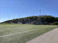 Am äußersten Ende gibt es einen tollen Fußballplatz, den ich mir mangels Drohne leider nicht von oben anschauen kann. Googlen Sie das ruhig mal, es ist wirklich ein toller Anblick.