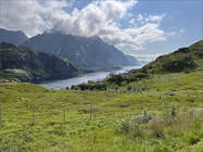 Kurz vor meinem Tagesziel Unstad-Strand kommt noch ein kleiner Tunnel. Davor kann ich einen herrlichen Blick auf den Mærvollspollen an der Nordwestküste der Insel Vestvågøya genießen.