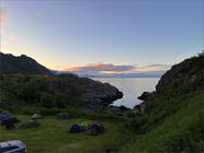 Noch vor der ersten Tagestour pausiere ich erst mal auf dem Campingplatz neben der Fähre. Kurz nach Mitternacht wäre die Sonne eigentlich zu sehen, wäre nicht der Berg im Weg.